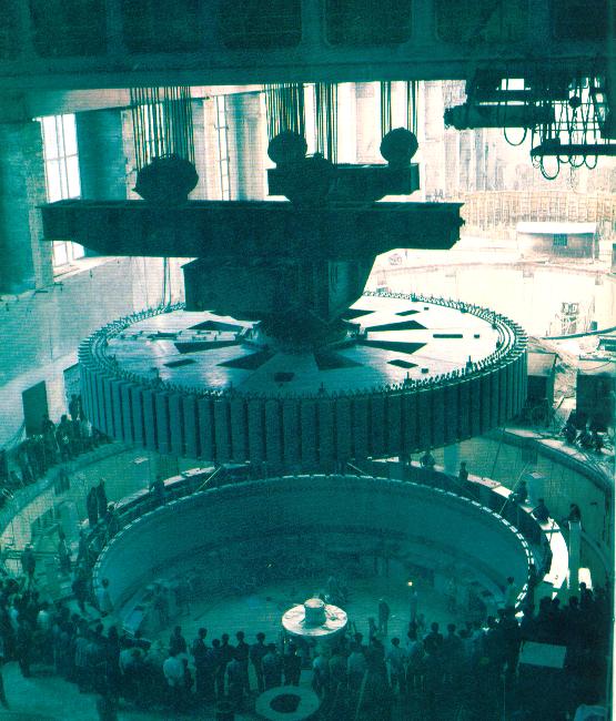 Rotor de um grande gerador sendo descido at� o local de funcionamento.