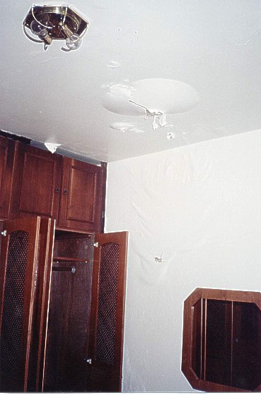 Infiltração de água no teto do apartamento.