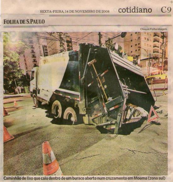 Caminhão afunda na rua