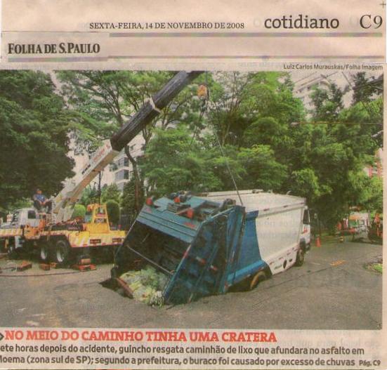 Caminhão afunda na rua