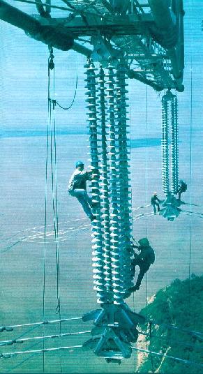 Estes operários estão há centenas de metros de altura trabalhando na instalação de uma linha de transmissão.